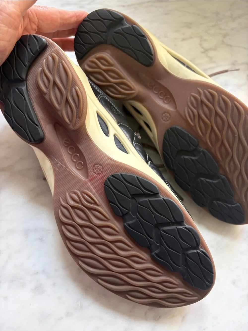 ECCO Biom YAK Women’s Black Leather Training Sneakers size EUC 38 US  7/7 1/2